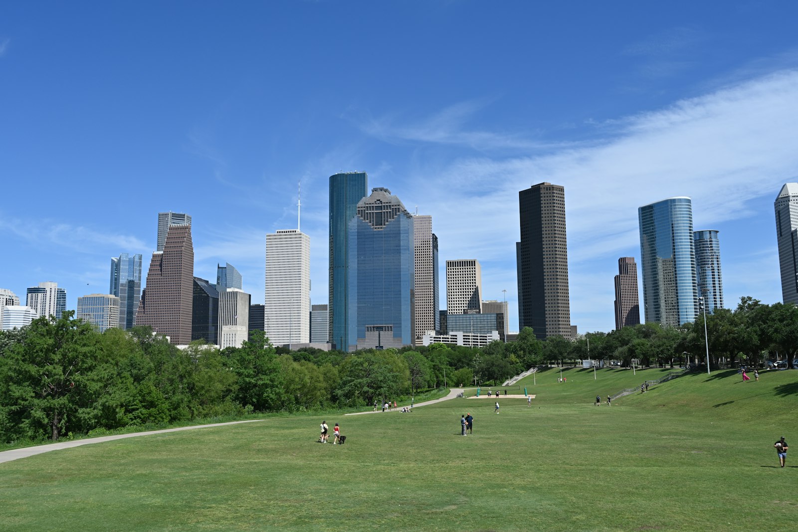 Familias en el parque Eleanor Tinsley con el centro de Houston al fondo