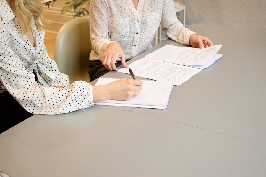 Consulta con documentos en la oficina